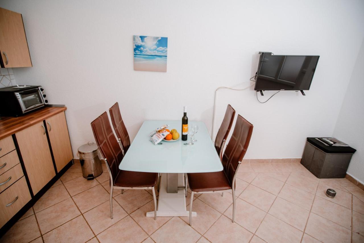 Apartmens Leona Apartment Karlobag Exterior photo