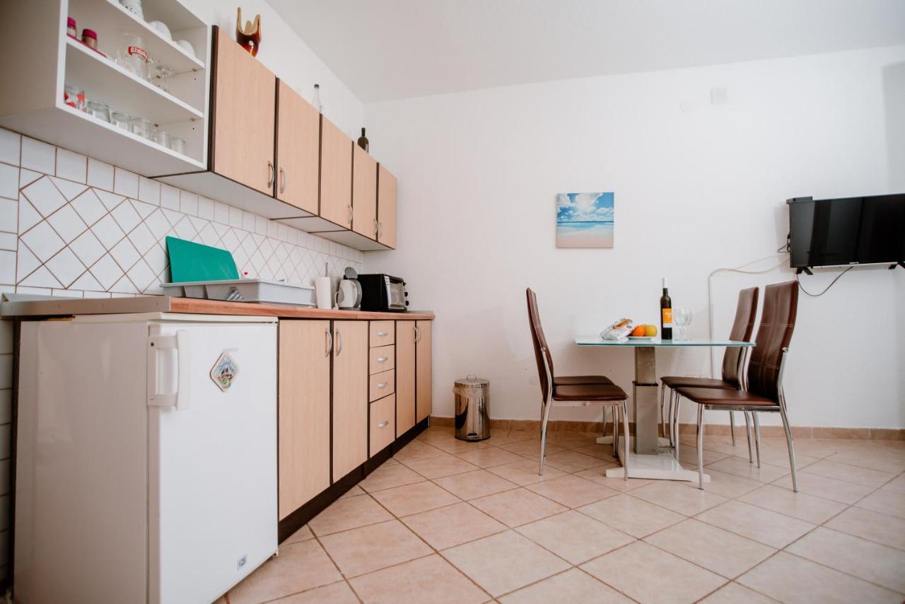 Apartmens Leona Apartment Karlobag Exterior photo